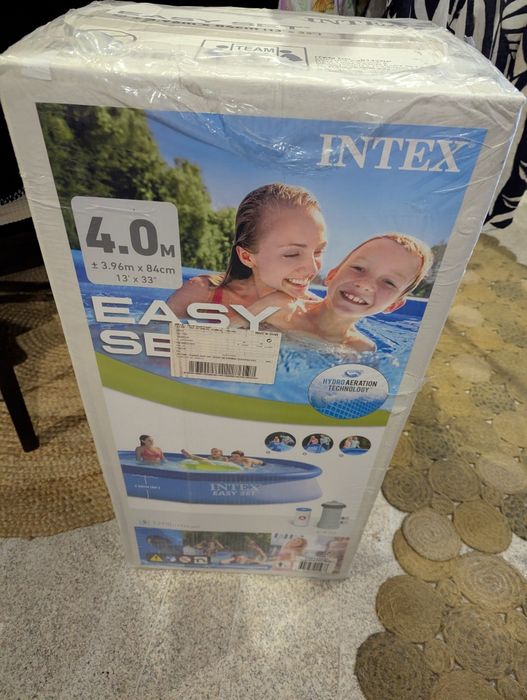 Piscina Intex grande nova e selada