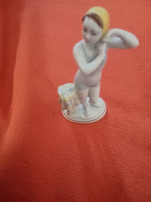 Дівчина в купальнику фарфор