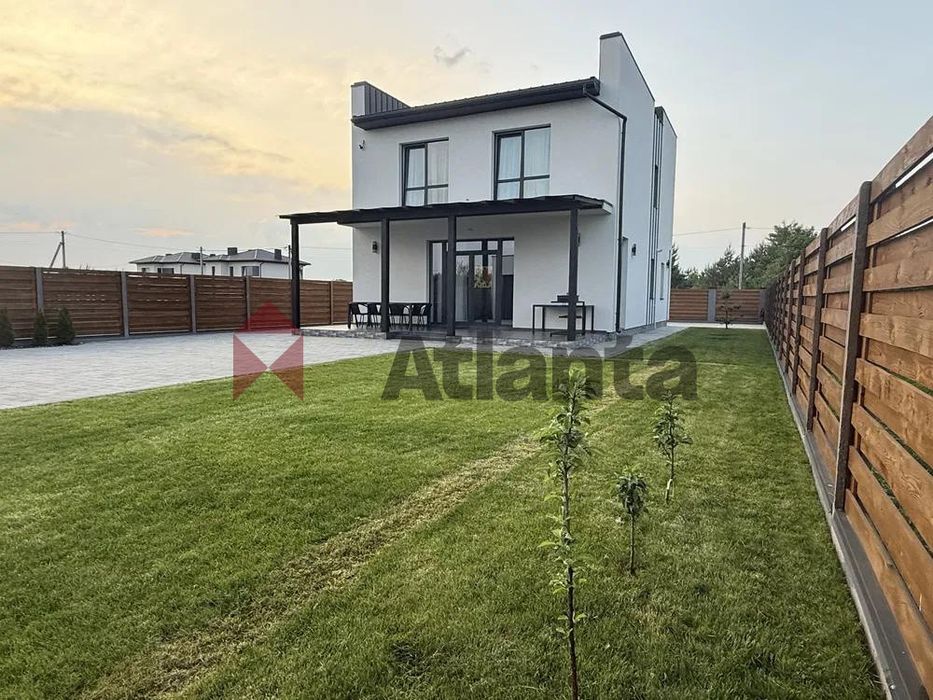 Продається сучасний житловий будинок в с. Бірки.