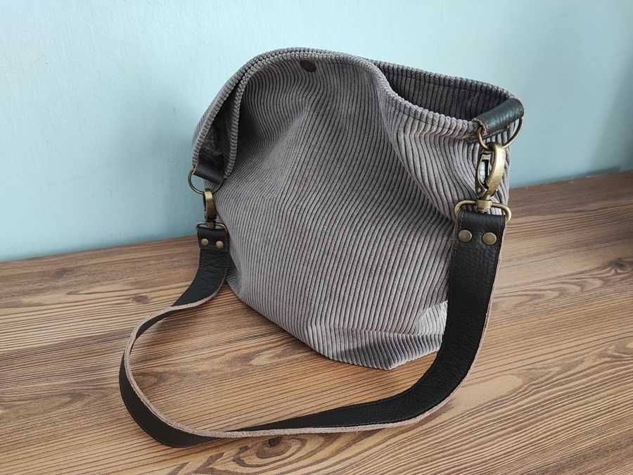 Sztruksowa torba worek w stylu hobo