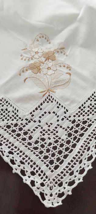Toalha com renda feita à mão