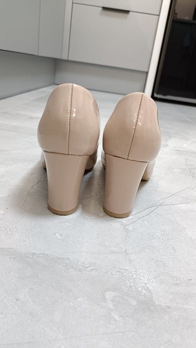 Buty beżowe lakierki 37