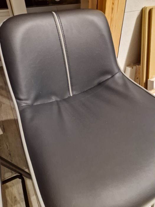 Sprzedam dwa krzesła barowe wys.  60 cm