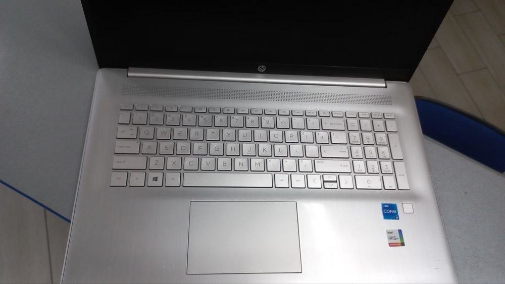 Ноутбук  HP 17 - cn0020nr/i5-1135G7/DDR4-20/SSDM2-512