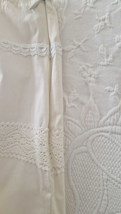 Saia branca, bordada com folhos e forrada, tamanho M