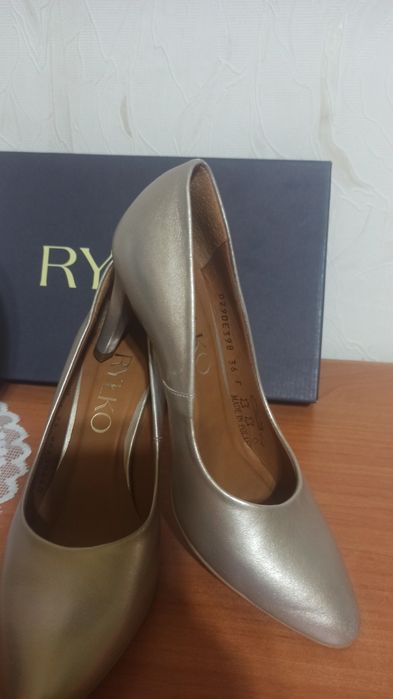 NOWE!!! Czółenka RYŁKO platynowe rozm. 36 długość wkładki 23,8cm