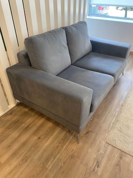 Sofá azul de 2 lugares