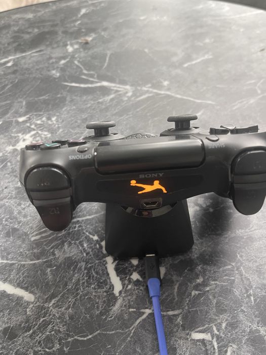 Оригінальний Джойстик б/у ps4 в гарному стані+зарядка