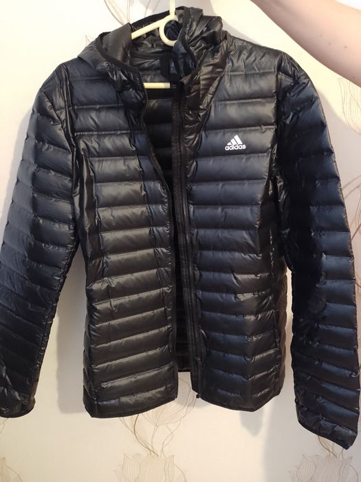 Лёгкая куртка пуховик  мужская Adidas.