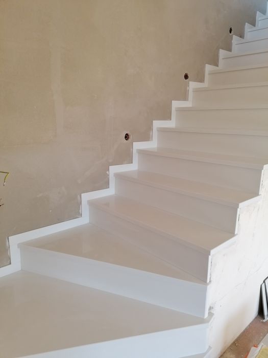 Schody parapety z kamienia granitu marmuru lub konglomeratu