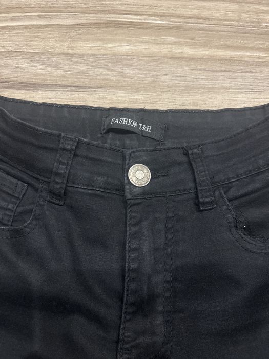 Czarne dżinsy z rozdarciami