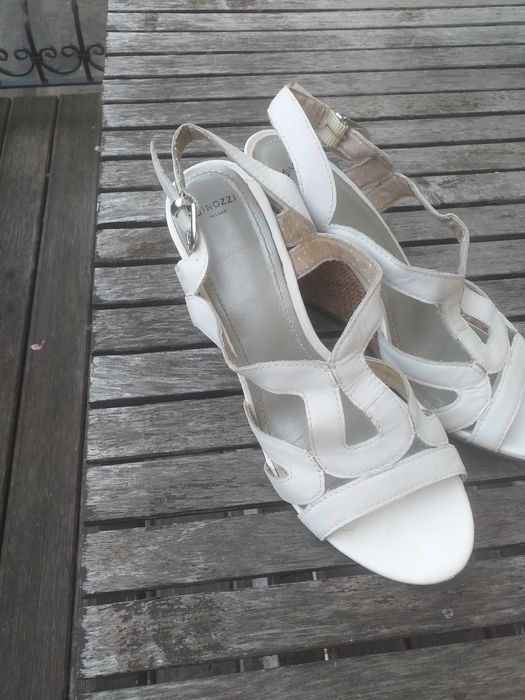 Sandały na koturnie