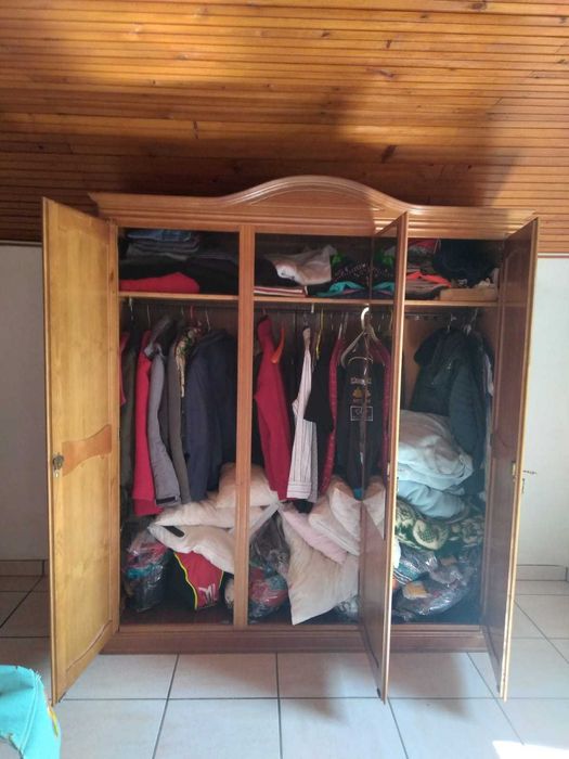 Roupeiro em madeira