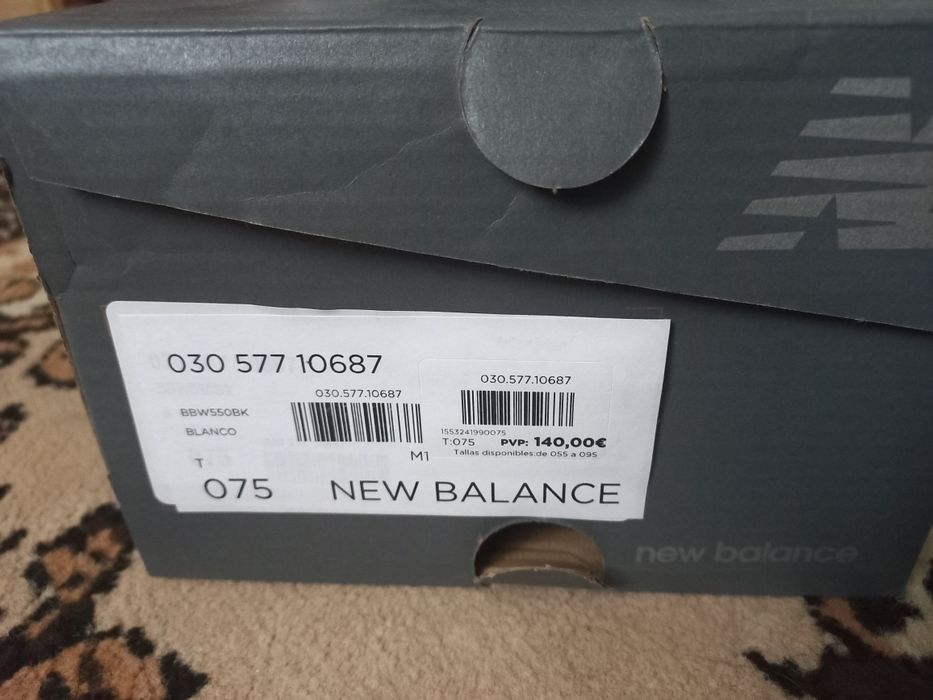 Білі кросівки New Balance