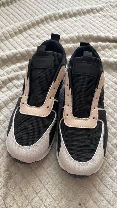 Продам нові кросівки, не носила