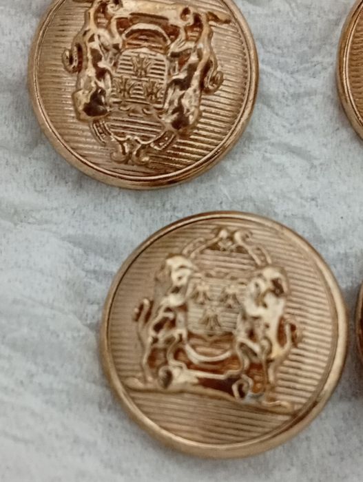 Botões Pequenos de Casaco dourados