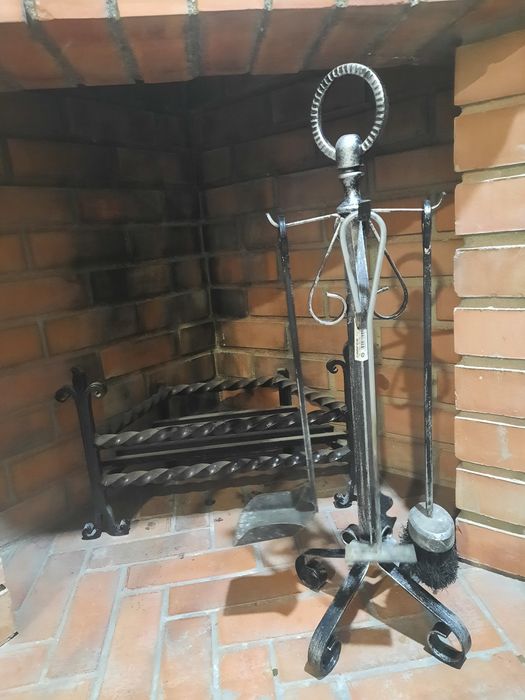 Conjunto de lareira preto e matizado de prateado