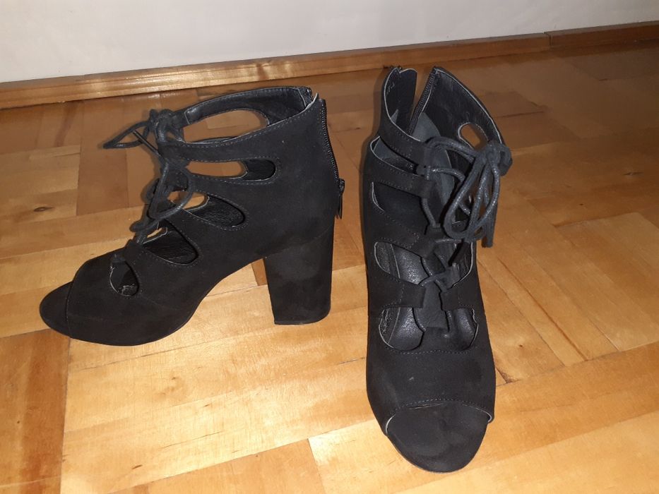 Buty na obcasie zamszowe rozmiar 39