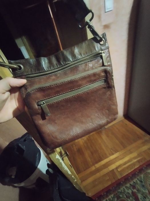 Мужская кожаная сумка, старая но удобная для использования.