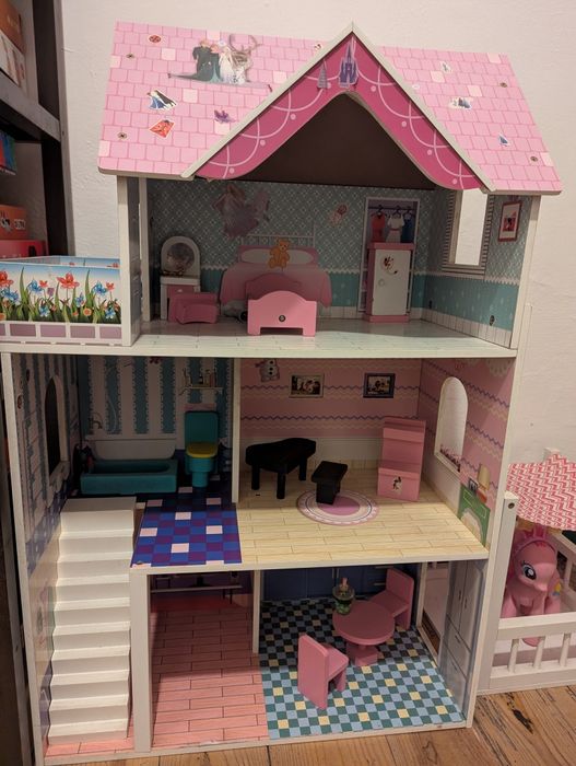 Casa de bonecas em madeira