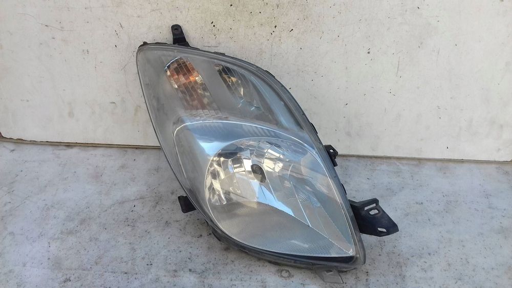 lampa prawy przód przednia toyota yaris ii hb 05-09