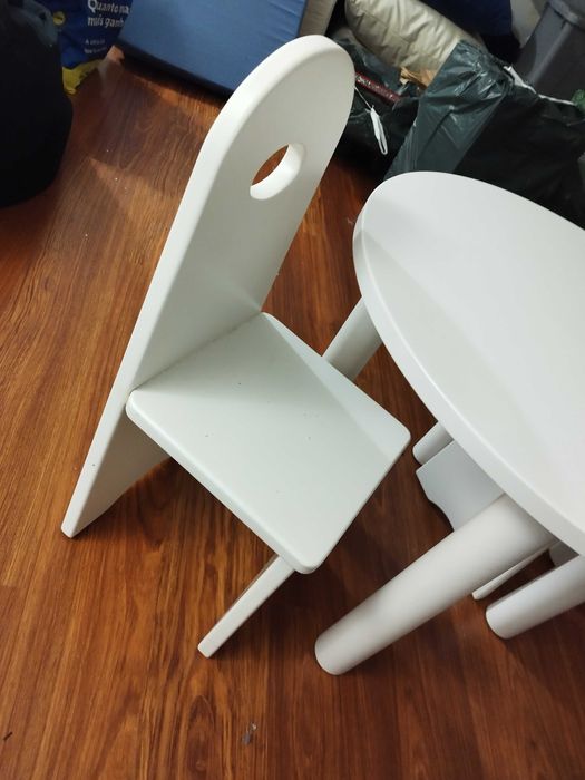 Mesa e duas cadeiras para quarto criança