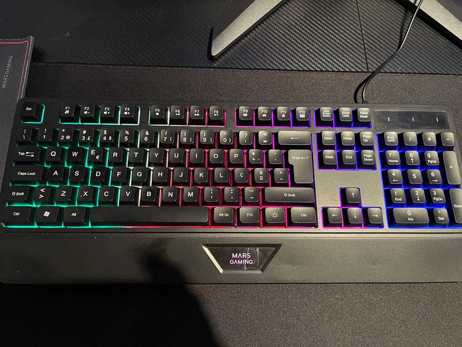 Vendo Setup gamer Completa Pouquíssimo usada. Com garantia de 3 anos.