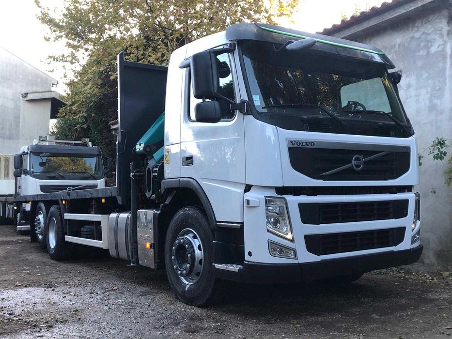 Volvo FM 330 6x2 Camião estrado com Grua Palfinger