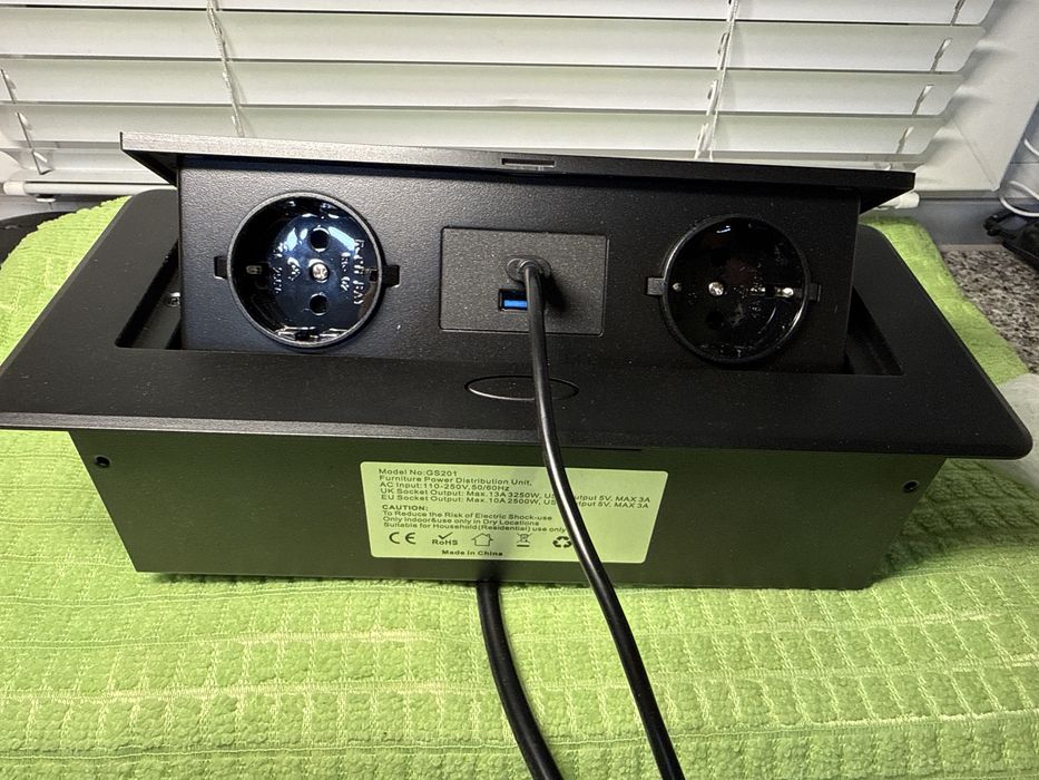 Розеточный блок в столешницу Type-S и USB