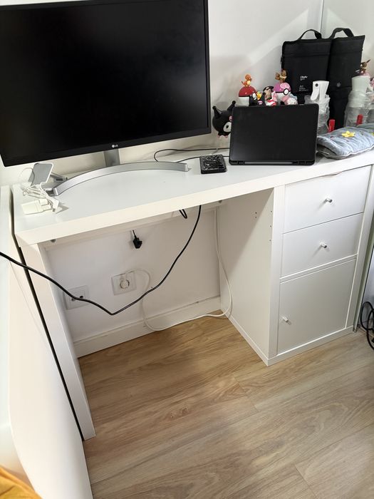 Secretaria ikea com gavetas e porta