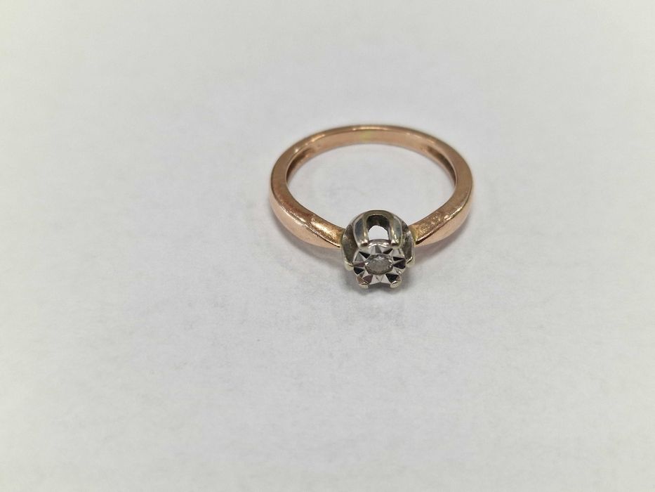 Złoty pierścionek/ 585/ 2.10 gram/ R10/ DIA 0.04 CT/ XX wiek