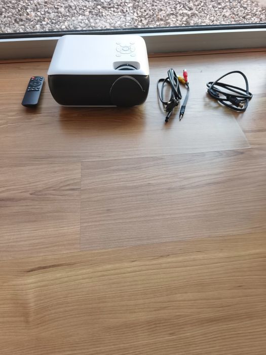 projetor led home cinema com comando, cabos e tela de projeção de 100 polegadas