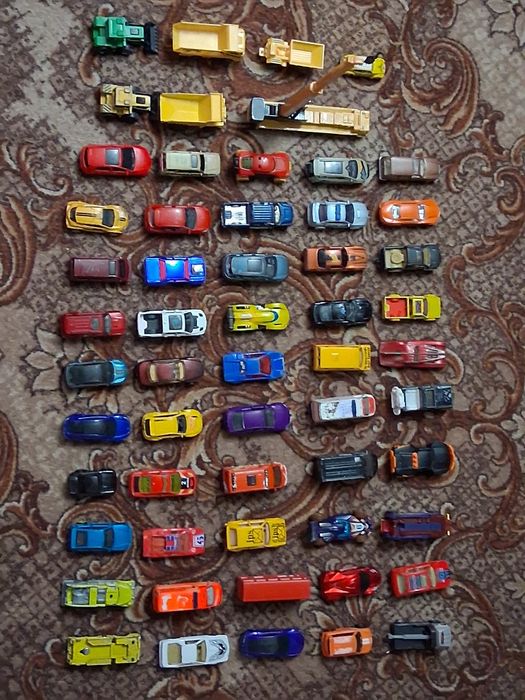 Машинки хотвілс..