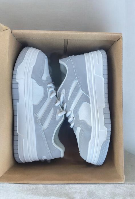 Жіночі весняні кросівки