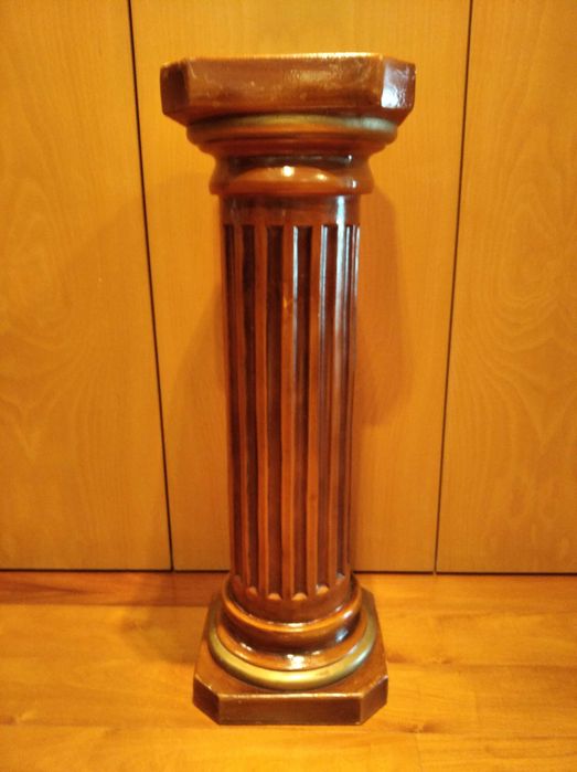 Coluna / pedestal em terracota pintada a imitar madeira