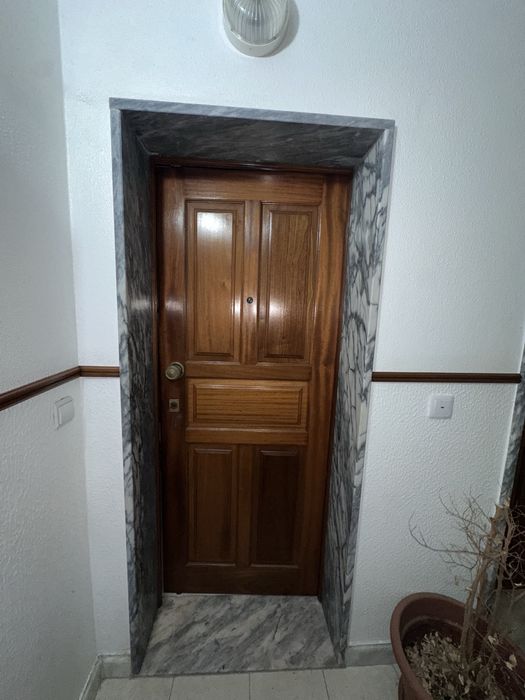 Porta madeira com interior branco em excelente estado