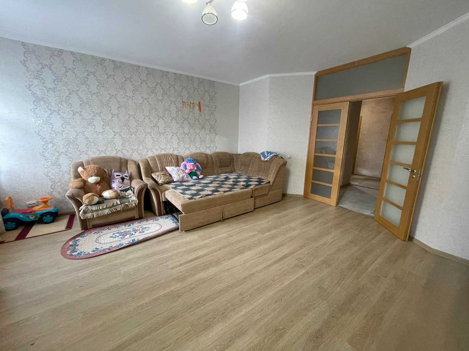 Продам великогабаритну трикімнатну квартиру. Центр. Закритий двір .