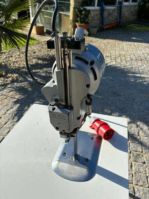 Máquina de Corte de Tecido e Malha Elétrica KM MACK KS - AUV