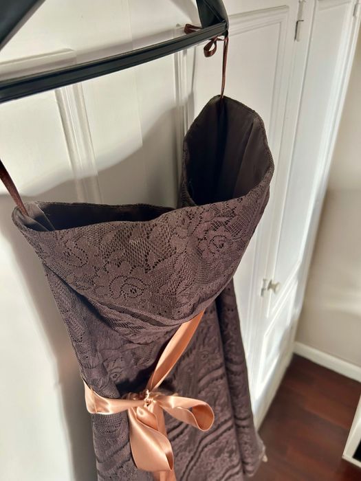 Vestido de renda sem mangas cor chocolate com fita cetim café