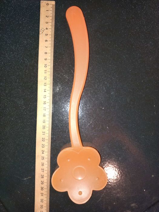 Игрушечный черпак в форме цветка.