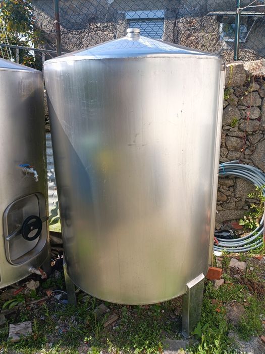 Cubas em inox para armazenamento de vinho, 750 e 1000 litros
750 litrros180€
1000 litros 200€