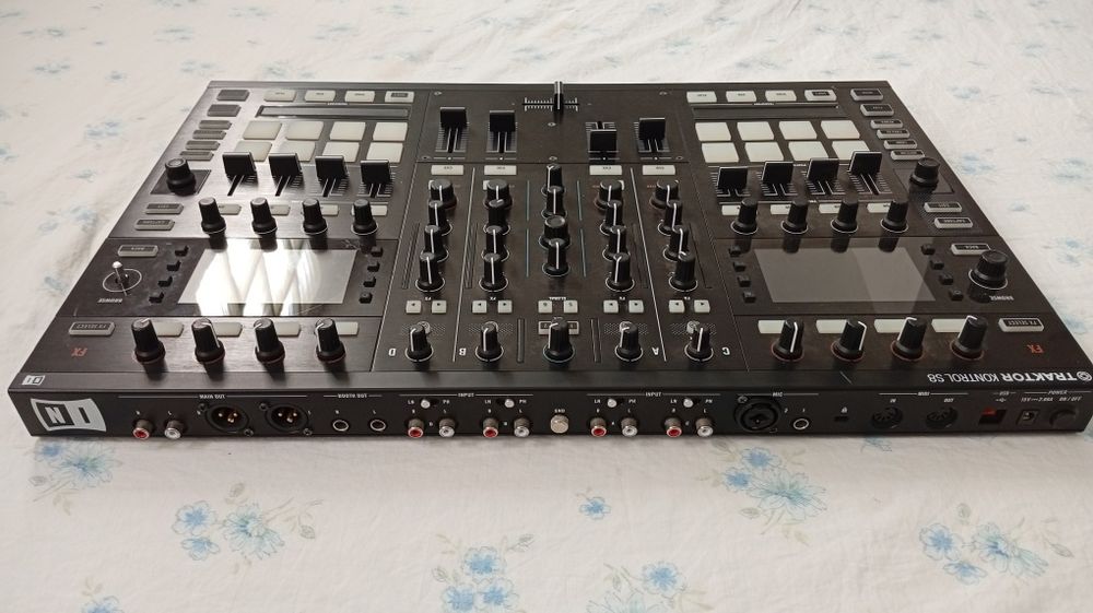 Controlador DJ TRAKTOR KONTROL S8 Native Instruments