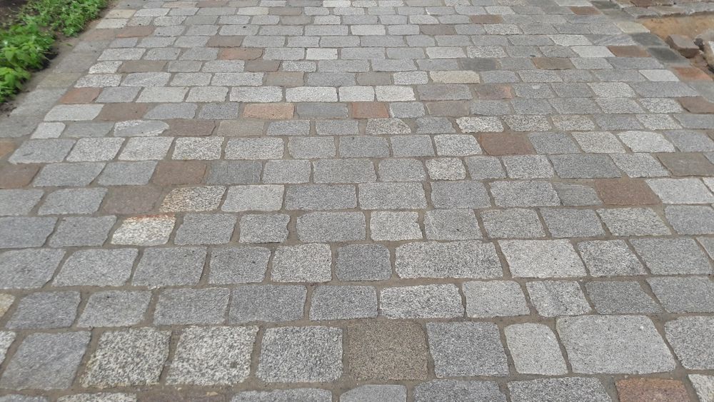 Kostka granitowa cieta płomieniowana starobruk bruk kamień polny