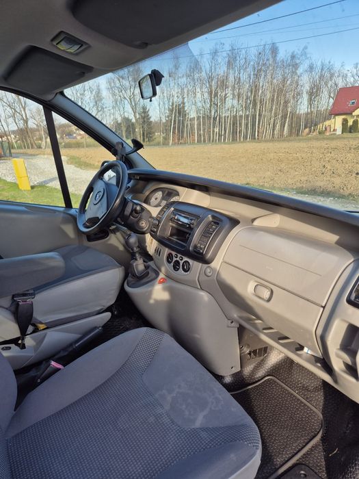 Opel Vivaro 2.5 CDTI 146 KM 2008r. 8os.
Na sprze