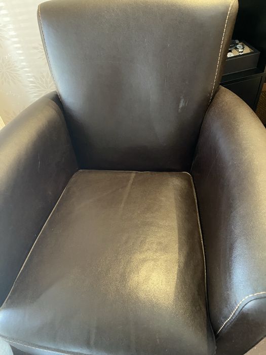 Sofá em pele, na cor castanho e pesponto em bege. Excelente estado