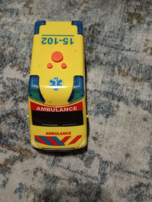 Ambulans dla dzieci z dźwiękiem i światłami.