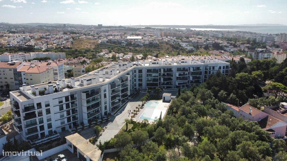 T2 com suite, varanda e 2 lugares de garagem — Condomínio com piscina,