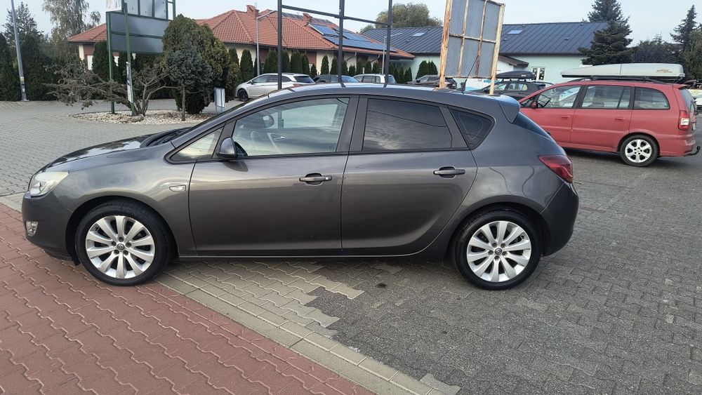 Opel Astra J 2011 rok.