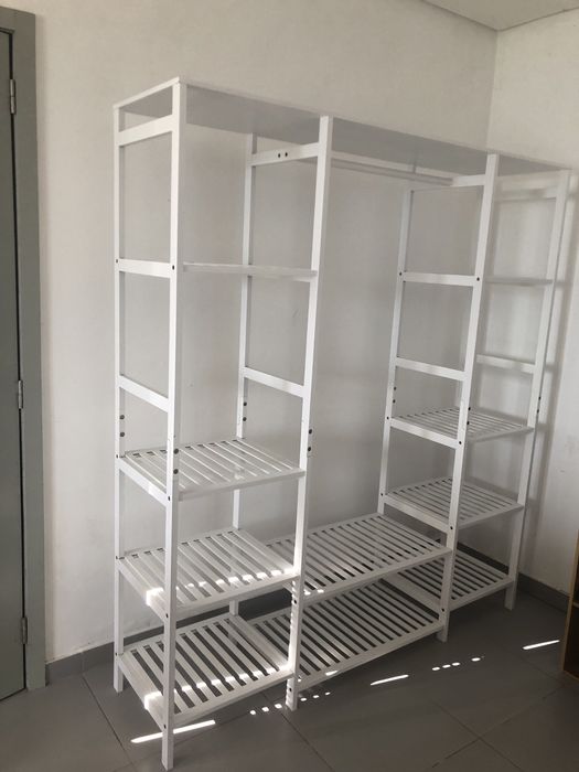 Roupeiro aberto em bambú