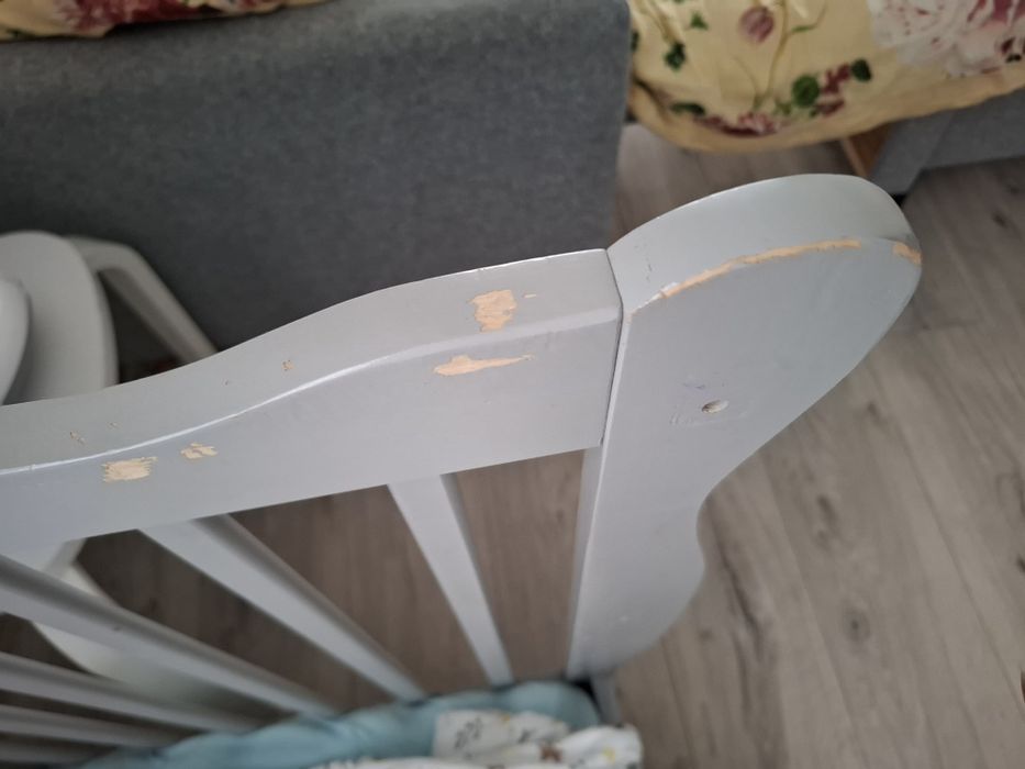 Szare łóżeczko 120x60 z materacem, barierką i szczebelkami – komplet